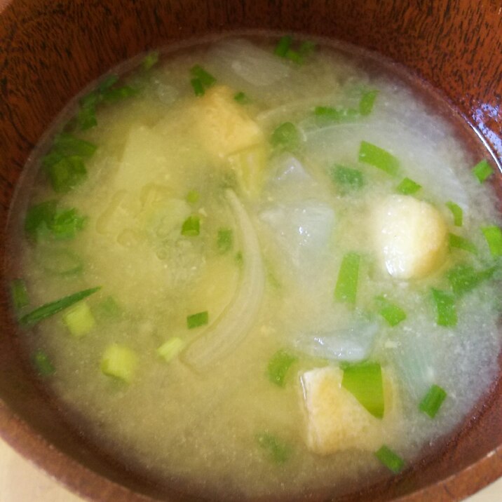 じゃがいも、玉ねぎ、ネギのお味噌汁
